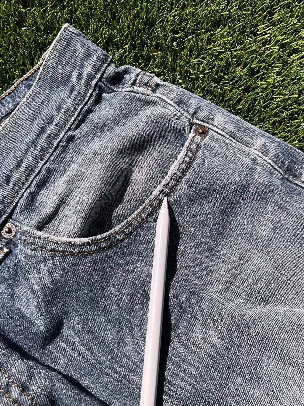 Calvin Klein Jeans Men's Relaxed Straight Leg Blue Denim Jeans